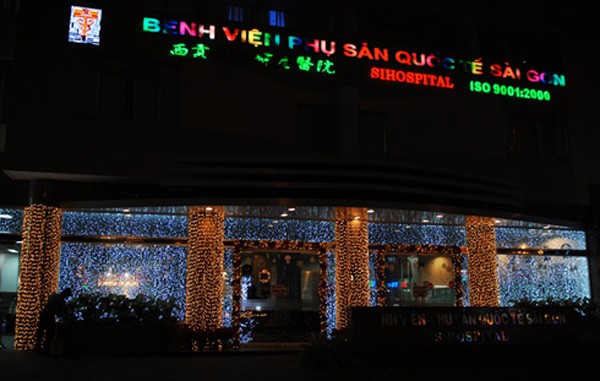 Không chỉ các trung tâm mua sắm, nhà hàng, khách sạn ở trung tâm, nhiều doanh nghiệp, bệnh viện cũng có màn trang trí đẹp. Trong ảnh là tiền sảnh Bệnh viện Phụ sản Quốc tế Sài Gòn, địa chỉ được trang trí bằng các dây chăng đèn màu.